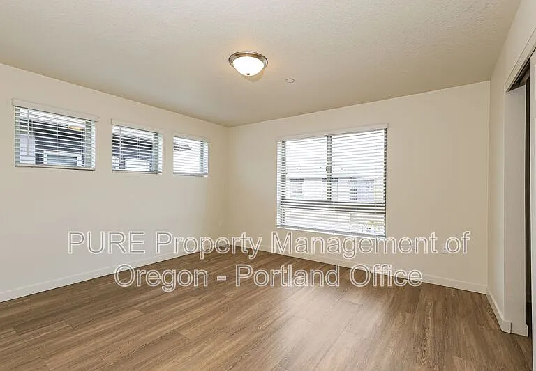 Halsey Crossing Apartments — Photo 21