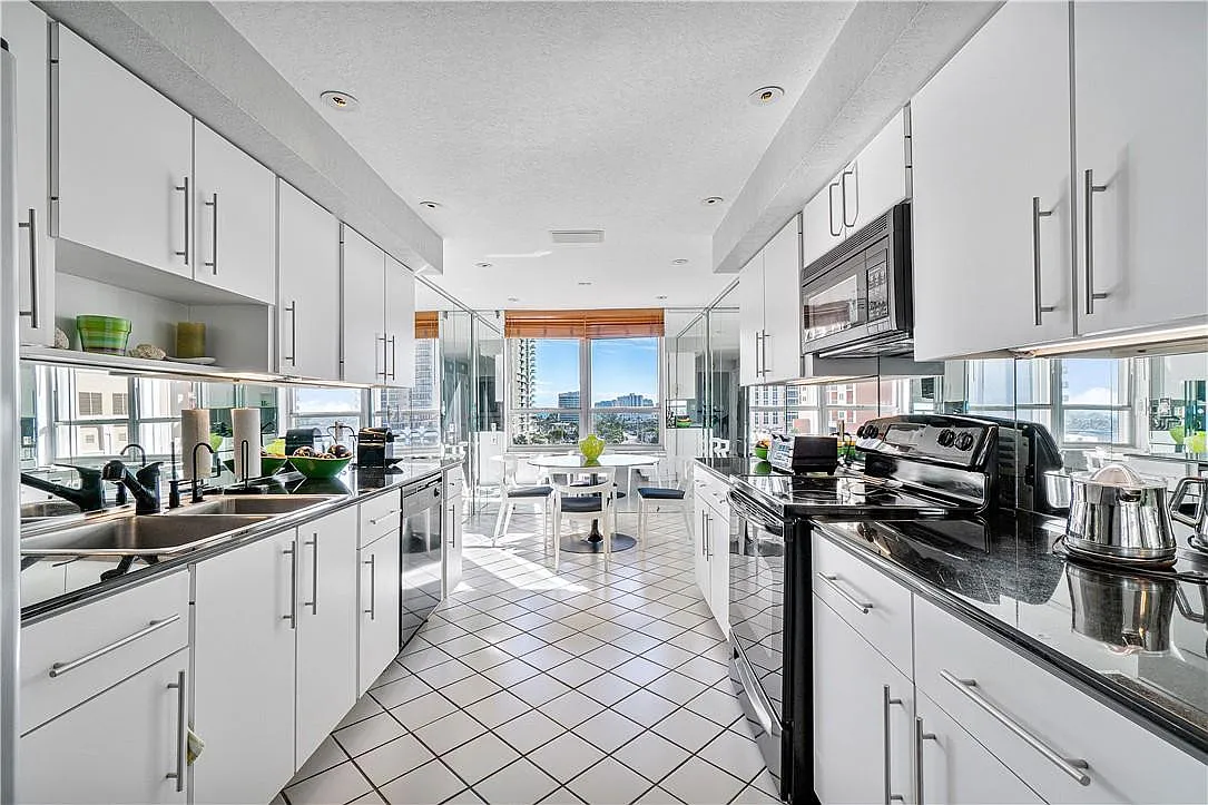 3 bed, 2.5 bath, 2240 sqft, $8,000 — Photo 4
