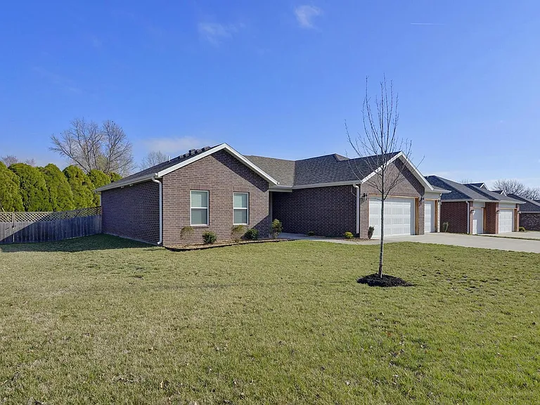 4207 E Eastmoor Dr — Photo 2