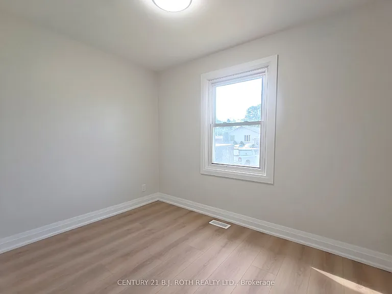 698 Burton Dr — Photo 8