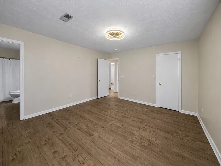801 Valerie Ln — Photo 7