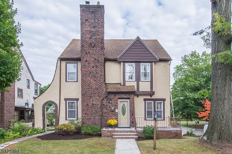 1st image of 1 Canterbury Dr