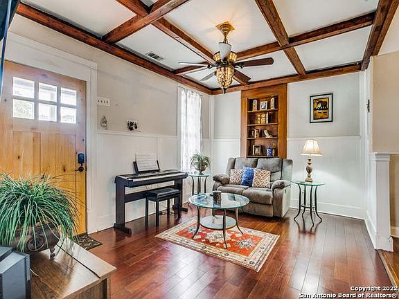 3rd image of 403 E Myrtle St