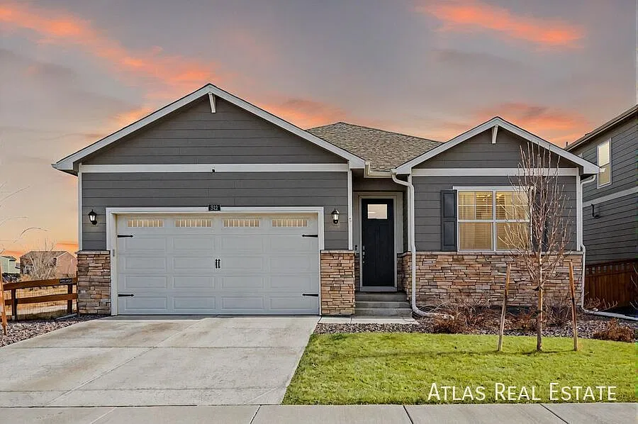 Luxury Living on a Corner Lot Spacious 4BR Home Near Trails & Town! — Photo 2
