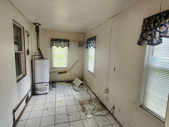 5th image of 826 Hardy Rd