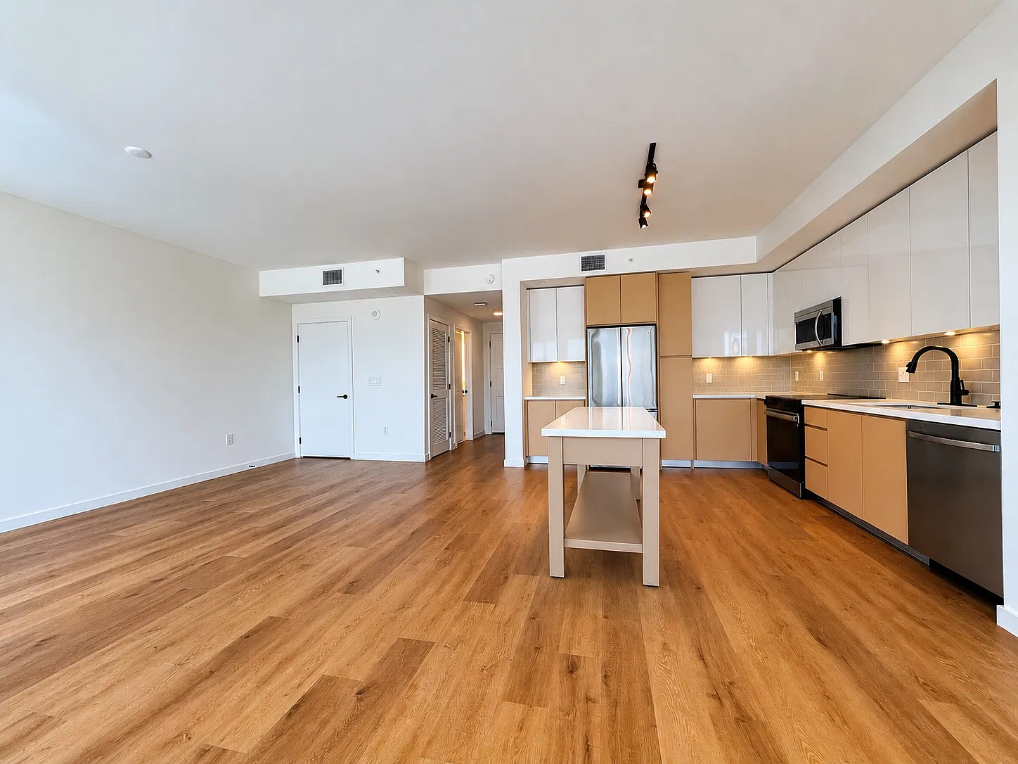 2 bed, 2.5 bath, 1500 sqft, $5,150 — Photo 4