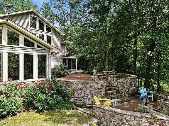3rd image of 245 Riverview Cir