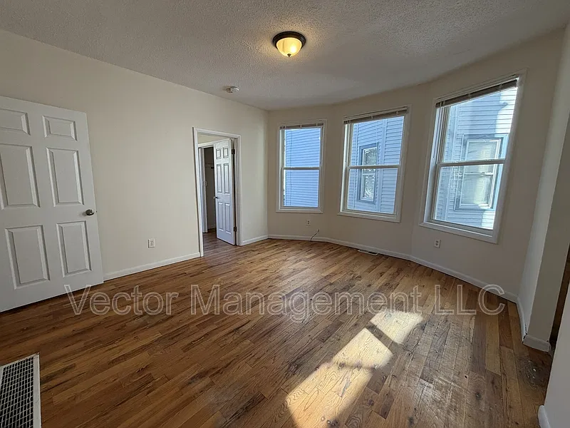 3 bed, 1.0 bath, 1115 sqft, $1,900 — Photo 3