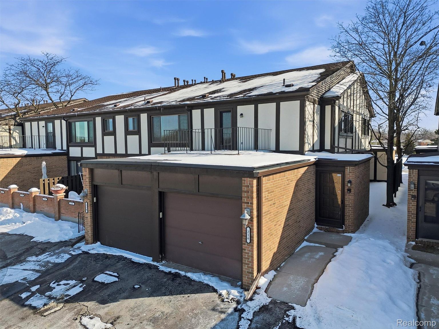 216 Country Club Dr