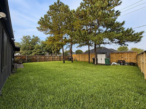 3rd image of 2043 Des Jardines St