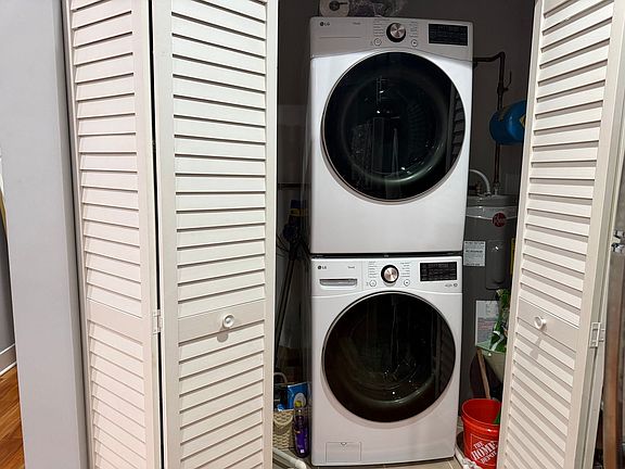 4th image of 939 N Ashland Ave APT 1R