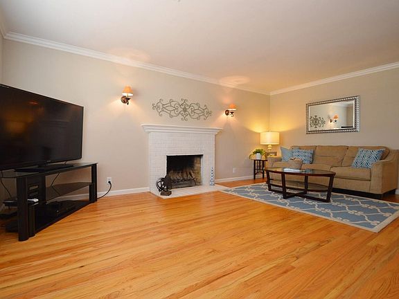 3rd image of 934 Notre Dame Ave
