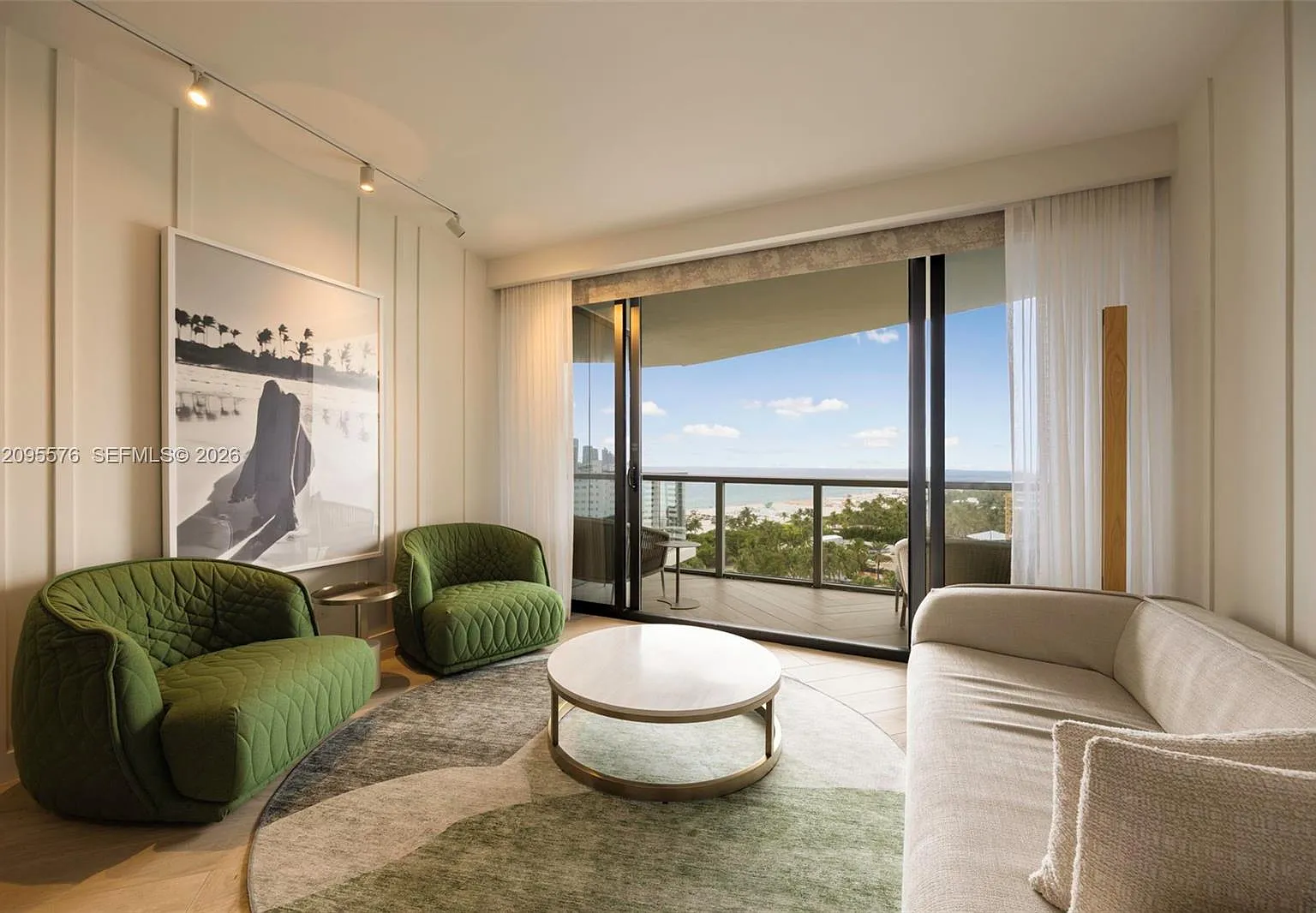 2201 Collins Ave Condo — Photo 1