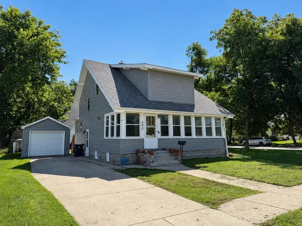 302 N 9th St, Estherville, IA 51334