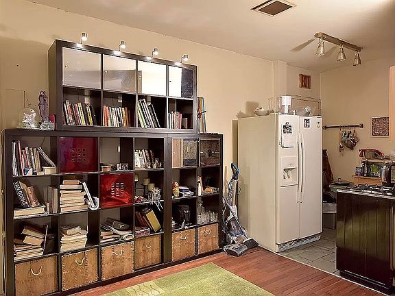 3rd image of 296 Elizabeth St #2R