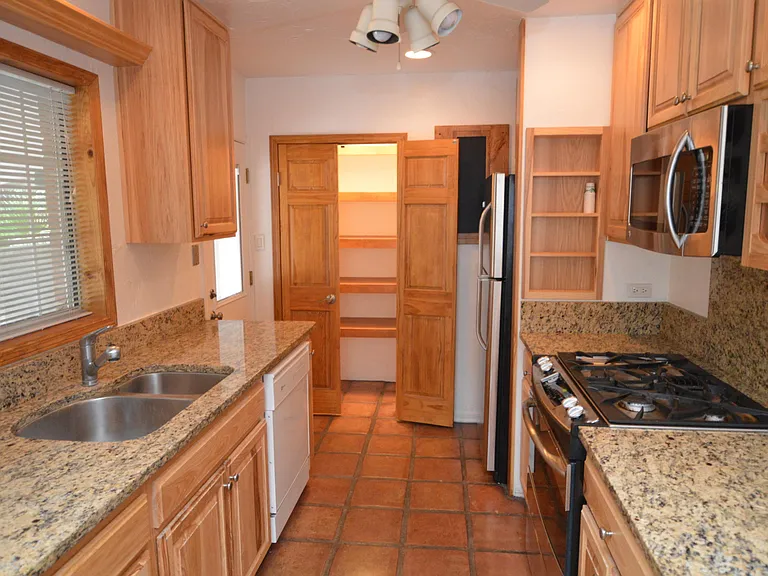 223 N Bentley Ave — Photo 4
