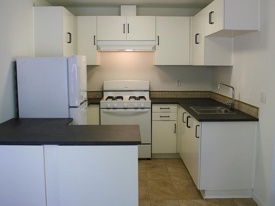 Spacious kitchen with full-size gas range/oven