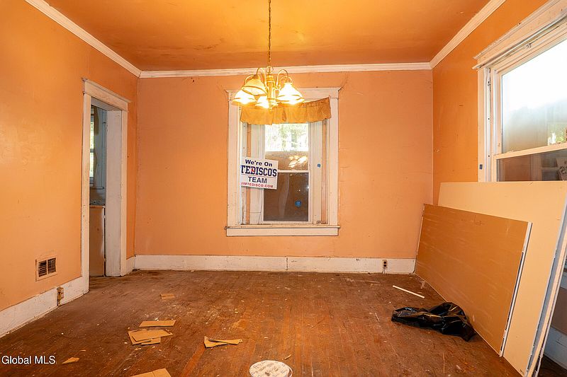 4th image of 405 Bedford Road