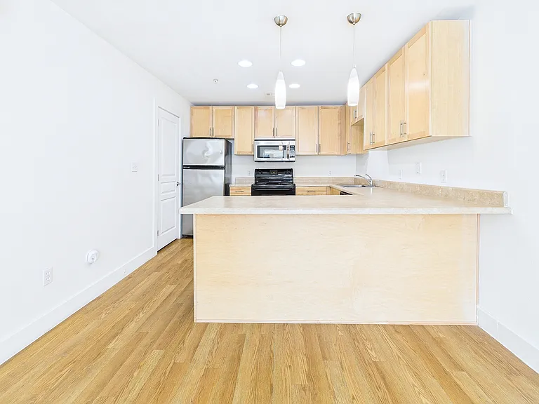 711 W 32nd St — Photo 106