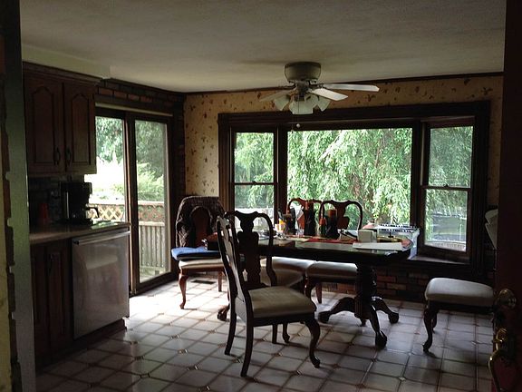 4th image of 75 Toms Ln
