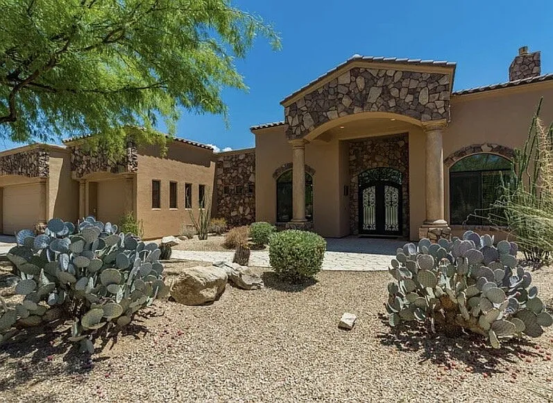 5 bed, 3.5 bath, 3978 sqft, $5,000 — Photo 2