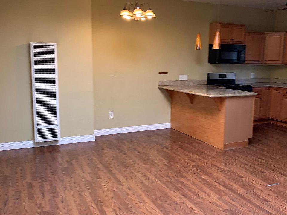 1st image of 939 University Ave #201