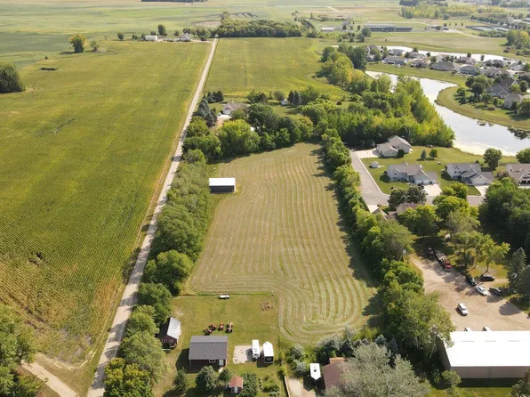 1015 22nd St E, Glencoe, MN 55336