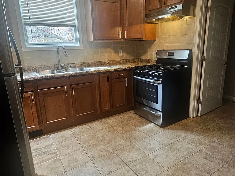 133 S Chicago Ave — Photo 5