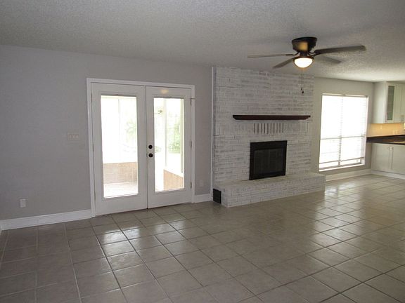 3rd image of 1010 La Paz St