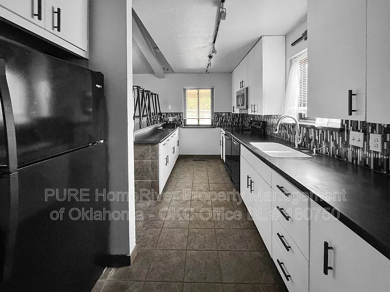 3 bed, 3.0 bath, 2569 sqft, $1,950 — Photo 2