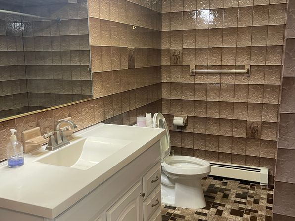 33 Fournier Cres, Elmwood Park, NJ 07407