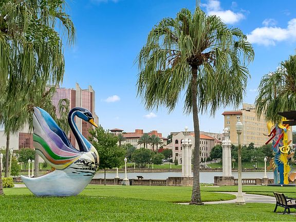 Just 15 minutes to Downtown Lakeland