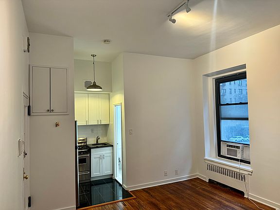 4th image of 271 W 72nd St #1B