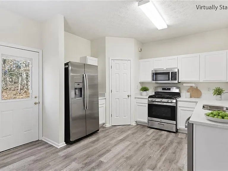 2913 Greyhawk Ln — Photo 4