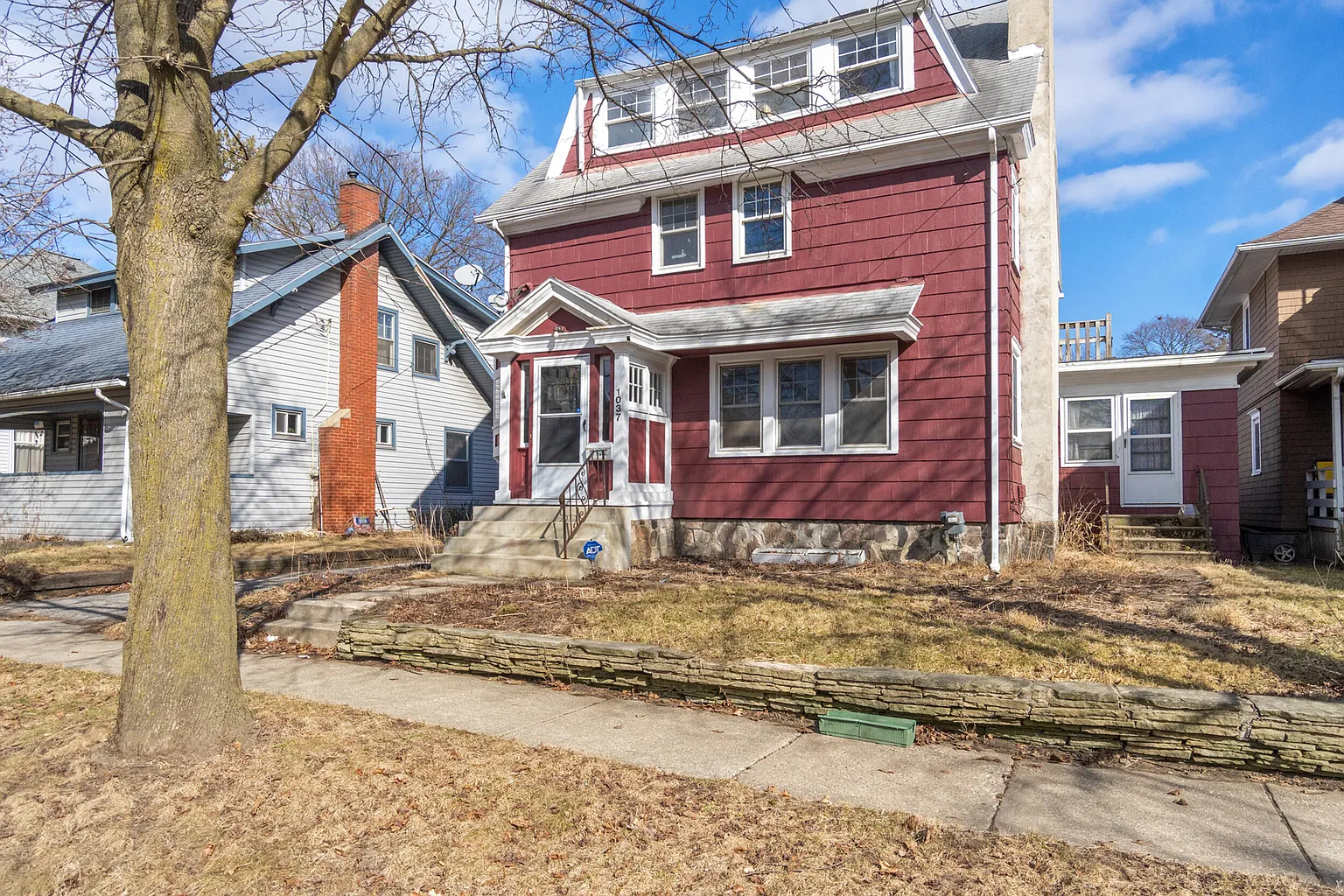 1037 1st St photo 1