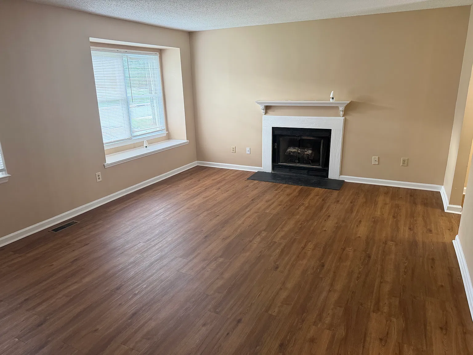 3 bed, 1.5 bath, 1289 sqft, $1,550 — Photo 2