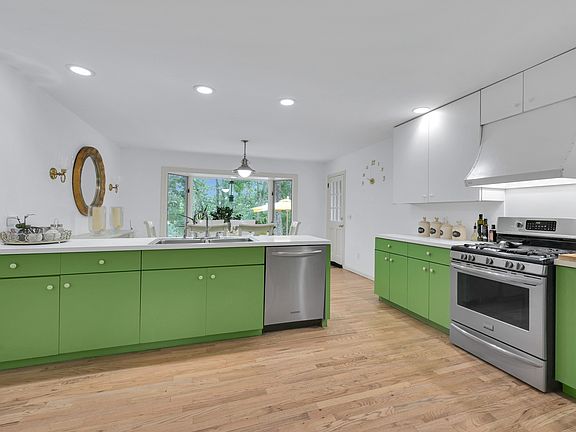 3rd image of 62 Joels Ln