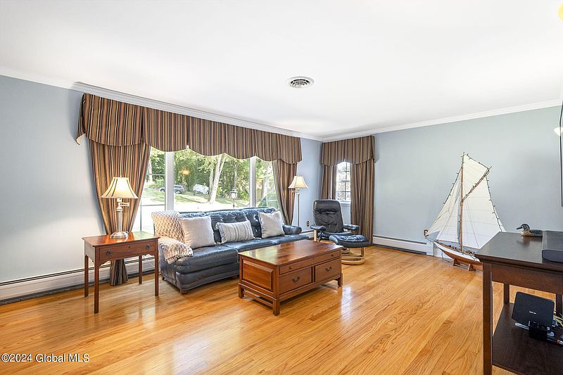 3rd image of 33 Newton Road