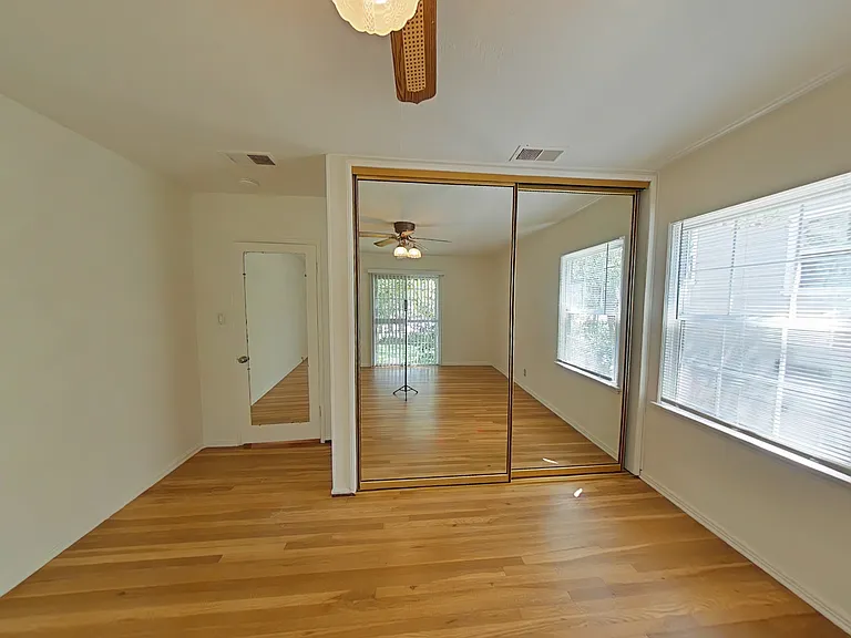 1827 Oakwood Ave — Photo 3