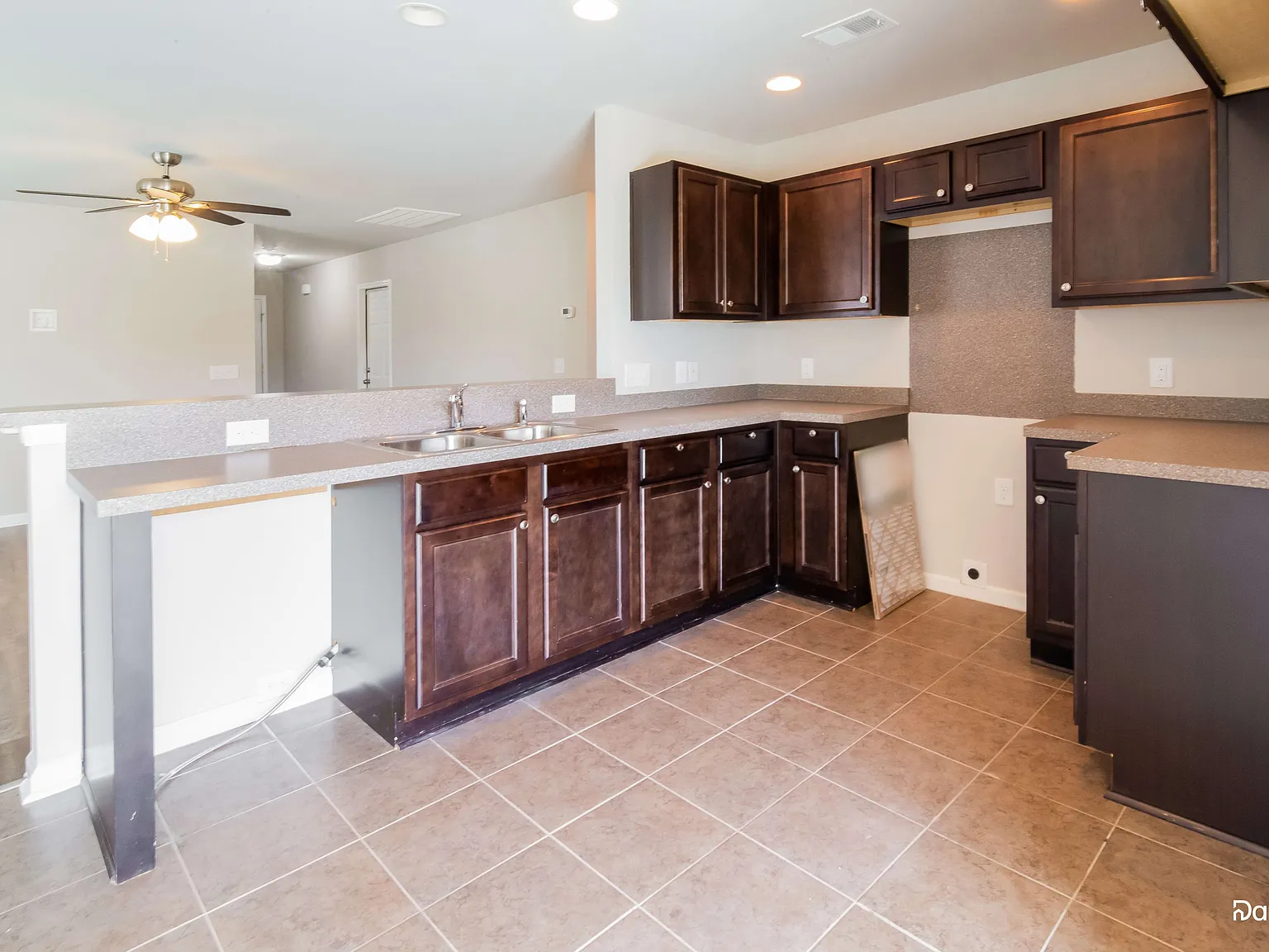 3 bed, 2.0 bath, 1197 sqft, $2,000 — Photo 3