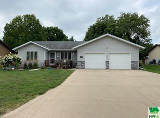 605 Zuider Zee Dr SE, Orange City, IA 51041