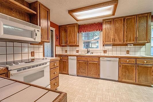 2nd image of 1435 Riverside Dr