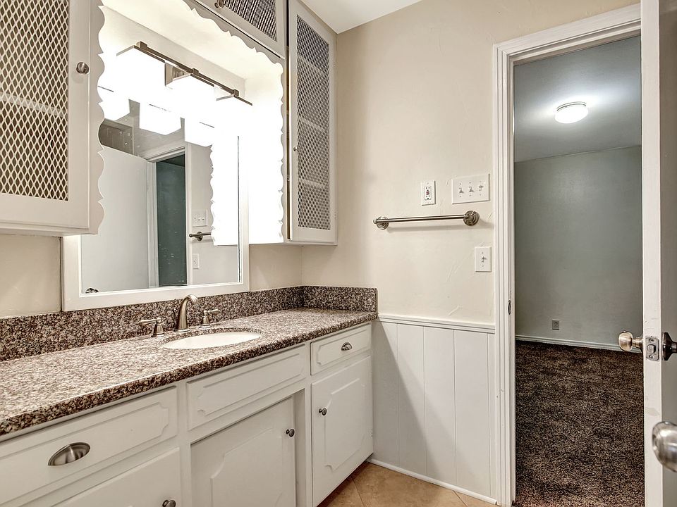 1st image of 1007 Newberry Dr