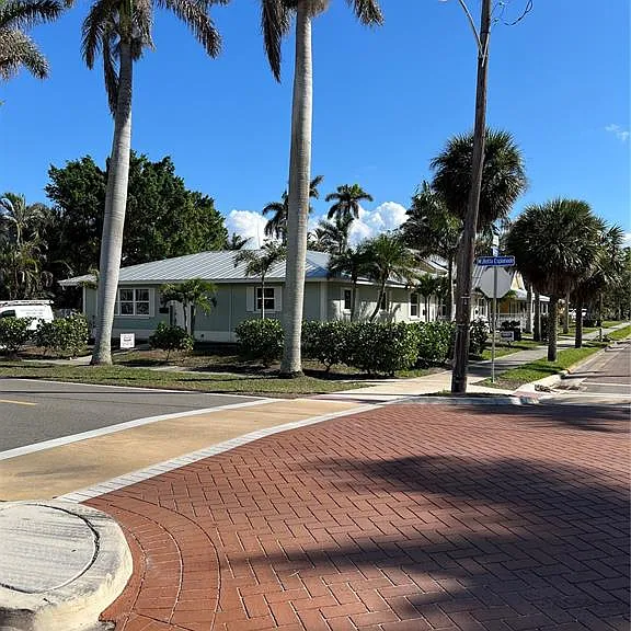 511 W Retta Esplanade — Photo 4