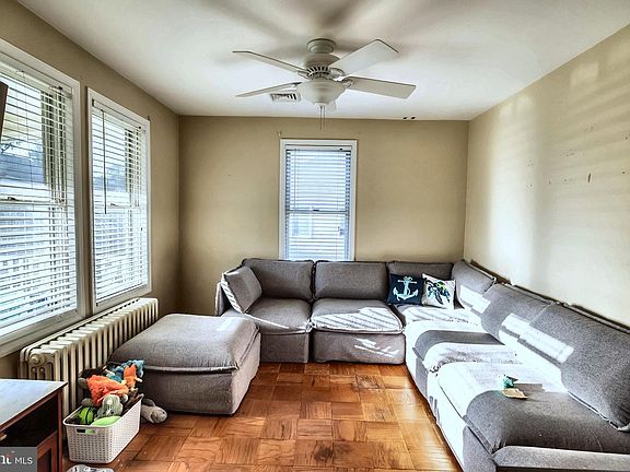 4th image of 119 Leslie Ave