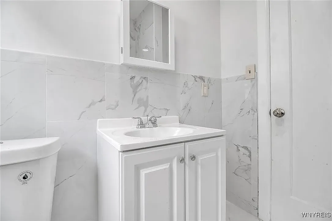 523 Winspear Ave — Photo 3
