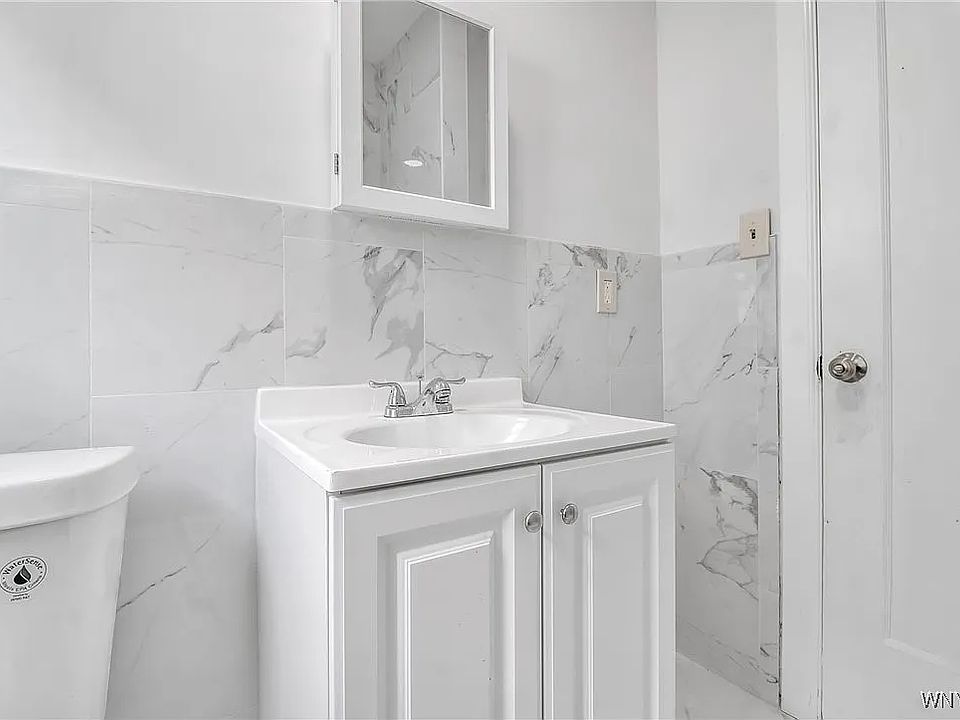 1st flr bathroom