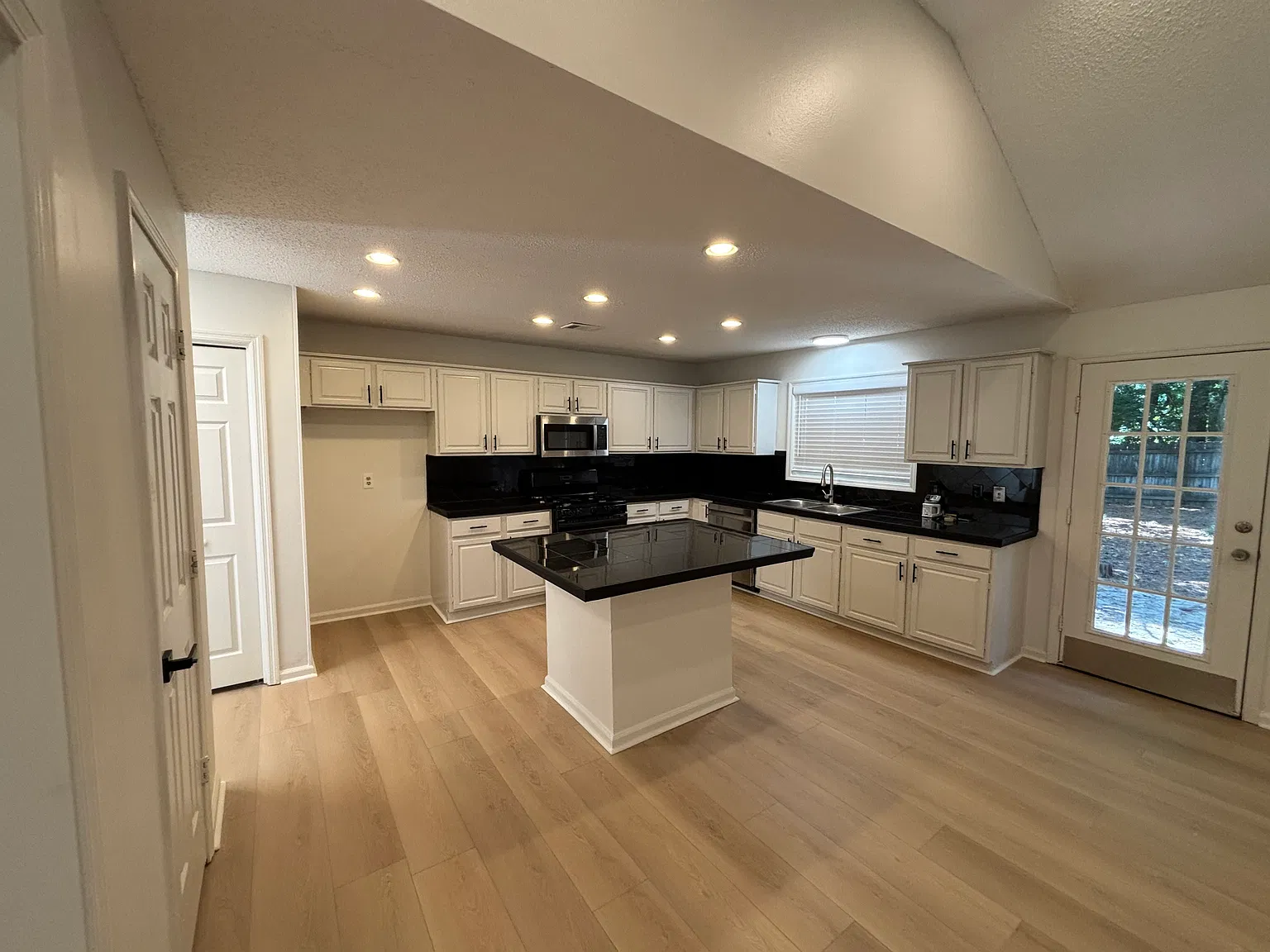 4 bed, 1863 sqft, $3,200 — Photo 2