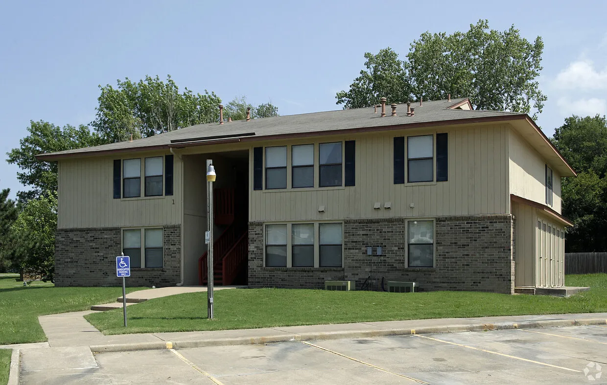 Maple Leaf Apartments — Photo 1