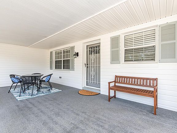 5th image of 401 Casuarina Cir